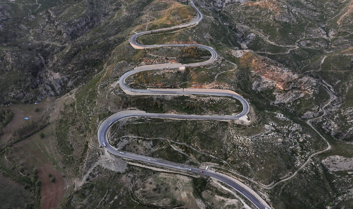 Demirkapı Tüneli'ni Akdeniz iklimine bağlayan kıvrımlı yol dronla görüntülendi