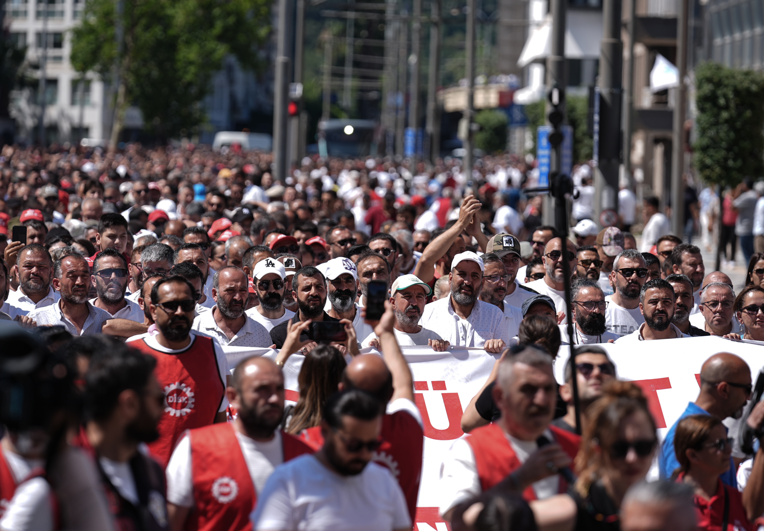 İzmir'de İZELMAN ve EGEŞEHİR işçilerinin grevi 7. gününde devam ediyor