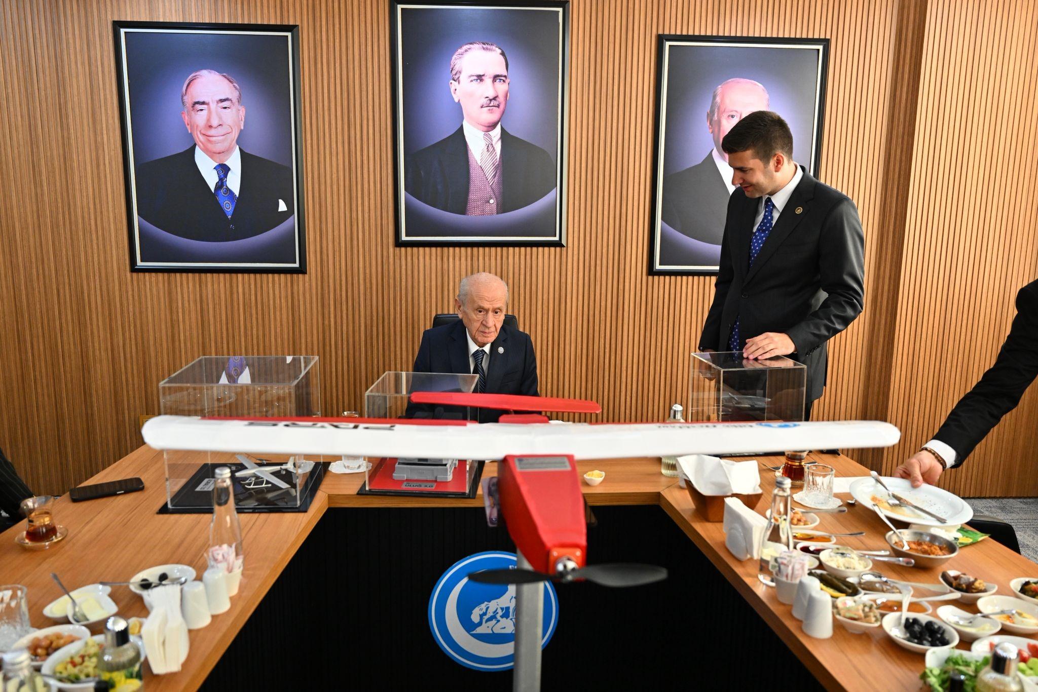 MHP Genel Başkanı Bahçeli'den Ülkü Ocakları Eğitim ve Kültür Vakfına bayram ziyareti