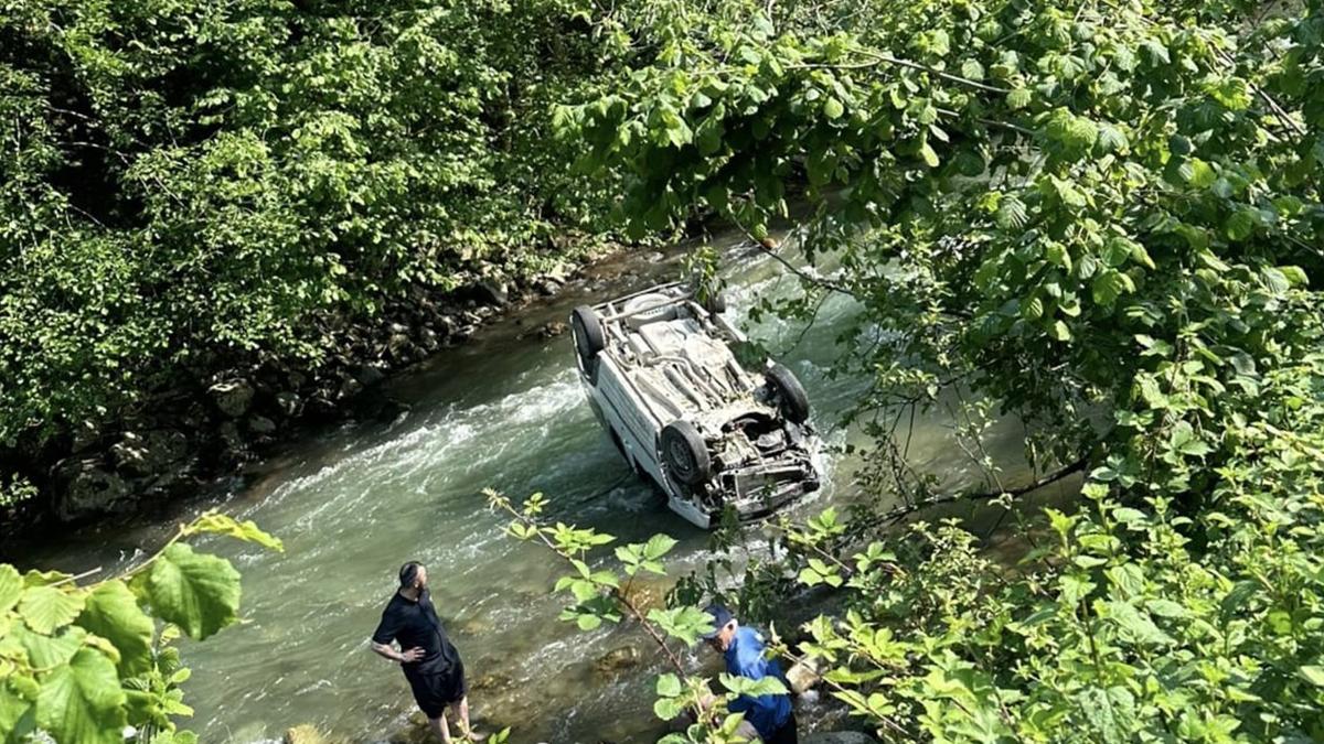 Trabzon'da otomobil dereye uçtu: Yaşlı çiften acı haber