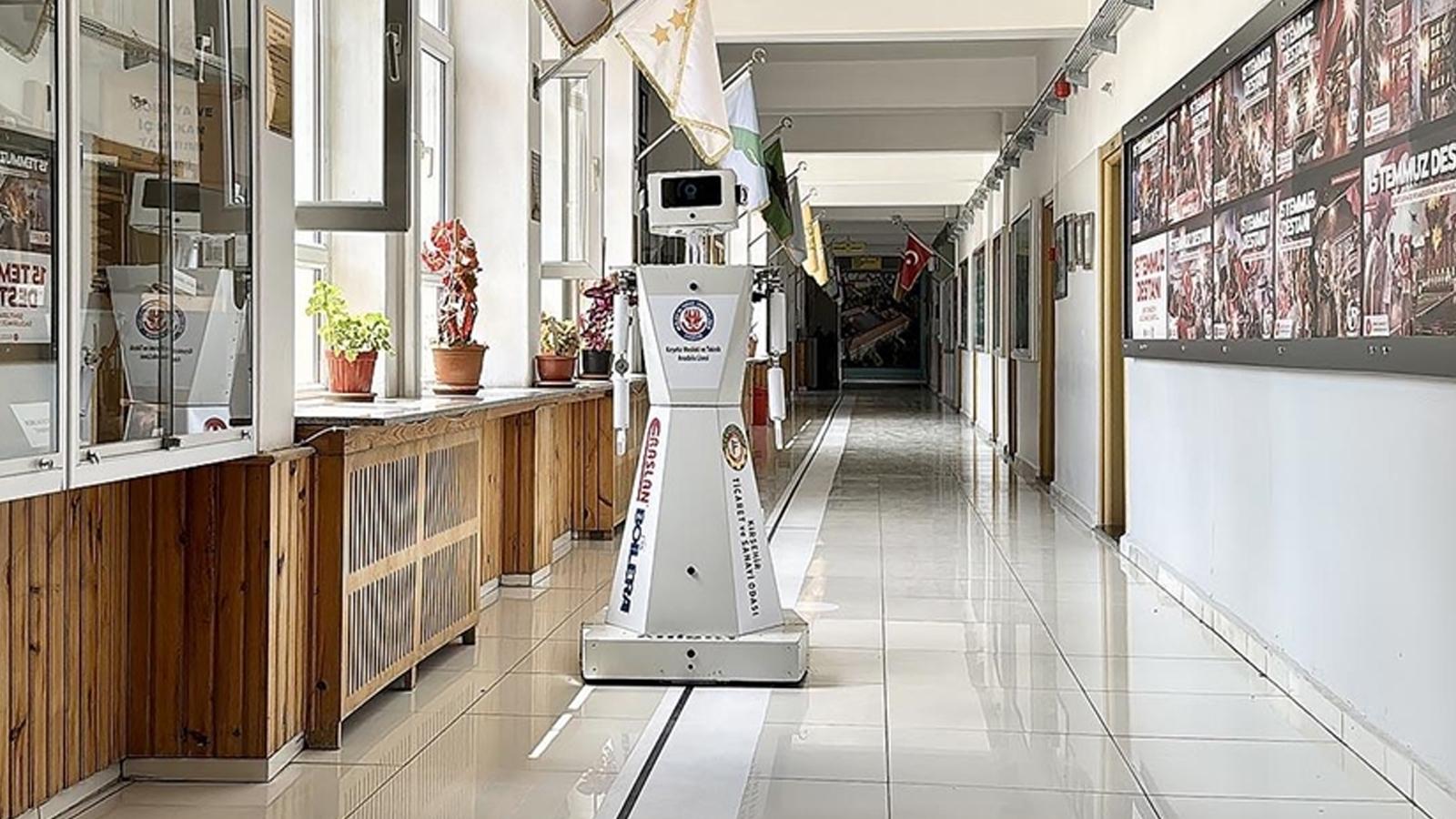 "AhiBot" Okula gelen ziyaretçilere rehberlik ediyor