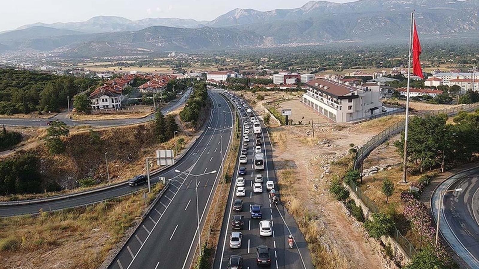 Yollarda bayram tatilinden dönüş yoğunluğu başladı