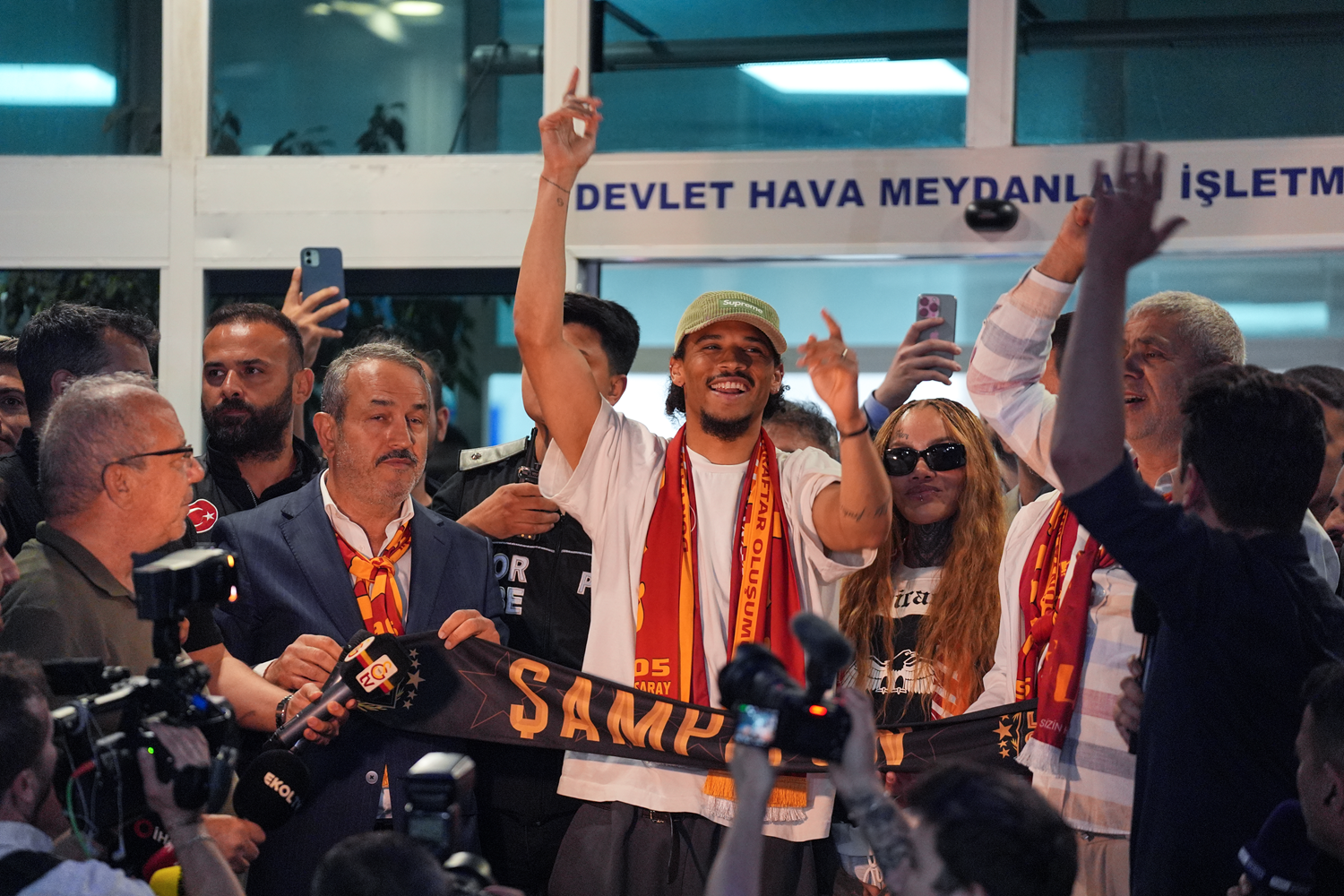 Alman yıldız Sane, Galatasaray'da! "Çok mutluyum"
