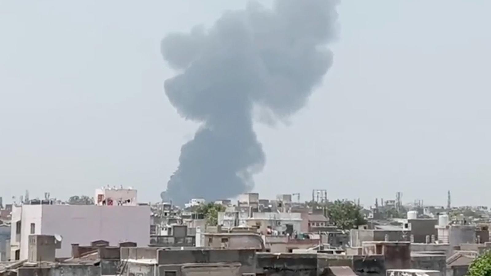 Hindistan'da yolcu uçağı düştü: Ölü ve yaralılar var