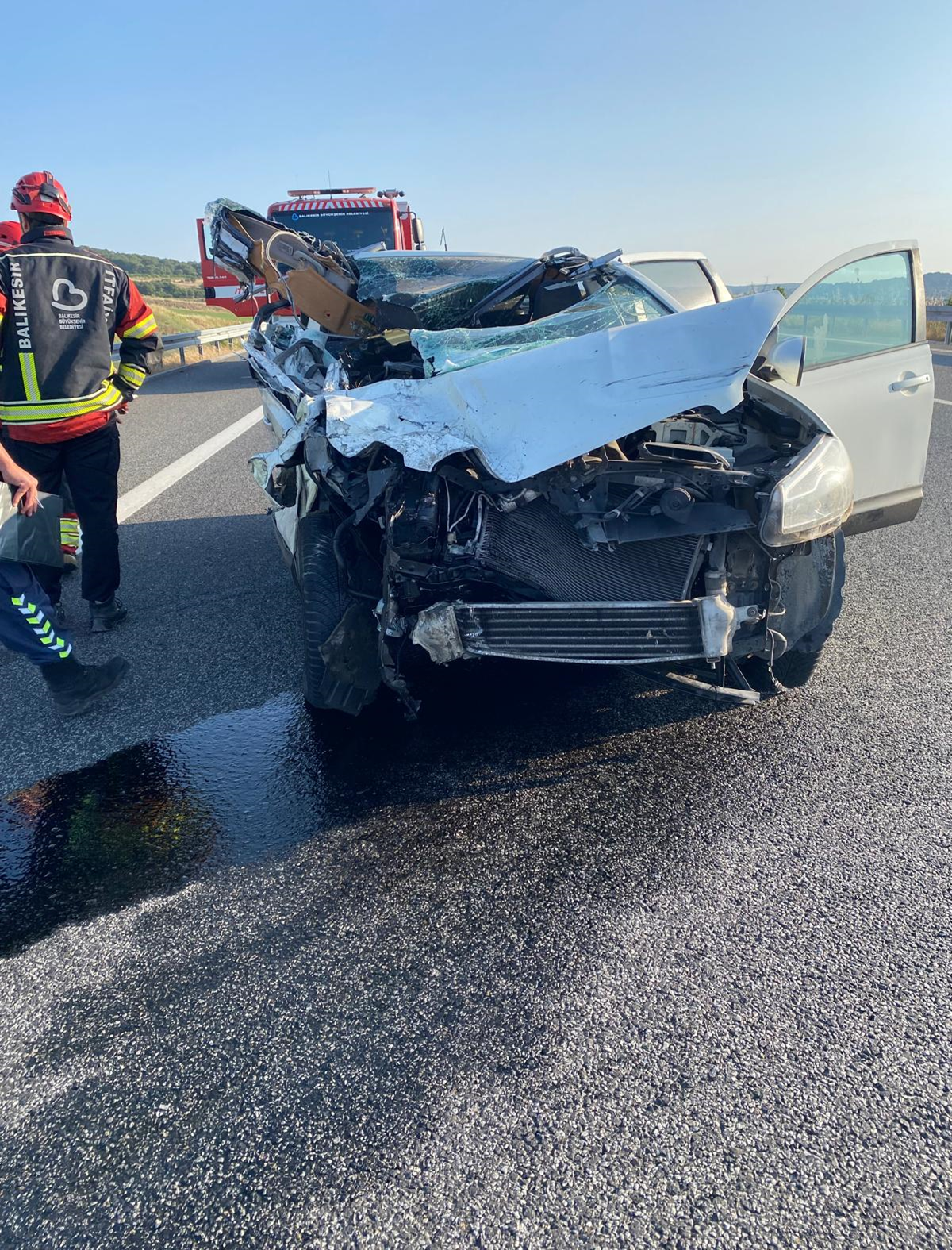 Balıkesir'de tıra arkadan çarpan otomobilde 2 ölü, 2 yaralı!