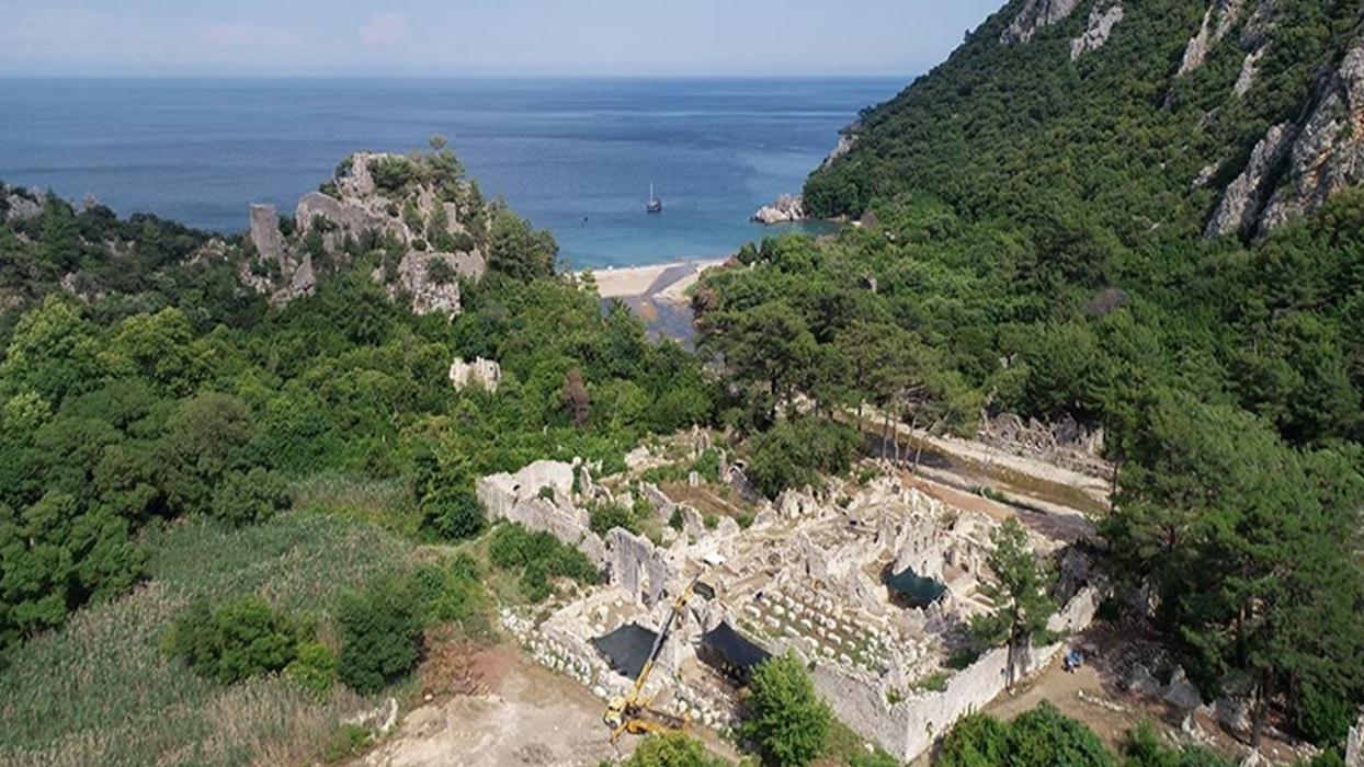 Olympos Antik Kentinde keşfedilen Roma dönemi kaya mezarları ziyaretçiler için açıldı