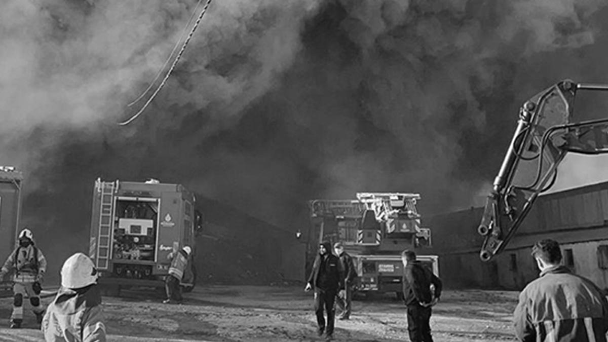 Arnavutköy'deki lojistik deposu yanıyor: Çok sayıda ekip seferber oldu