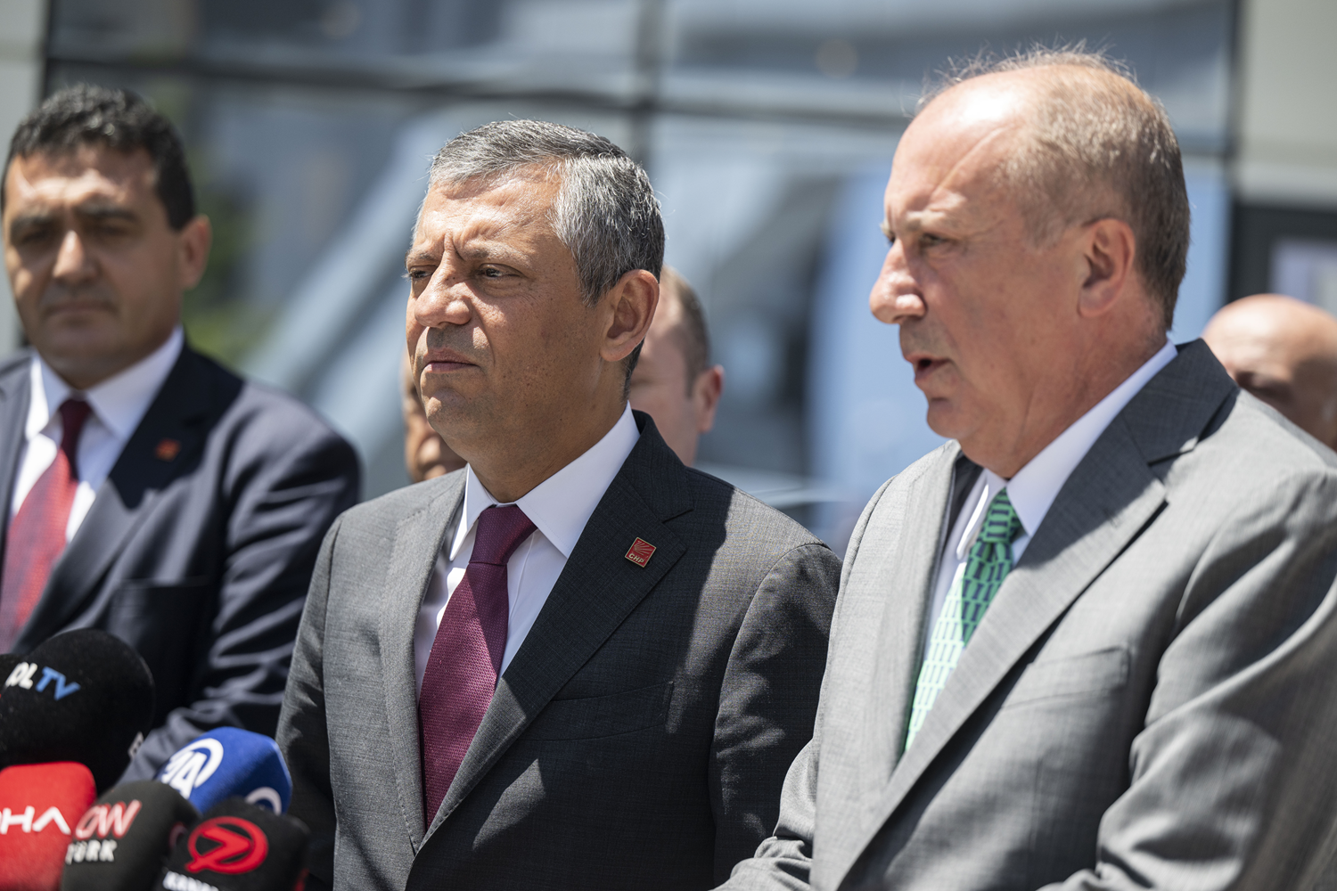 CHP Genel Başkanı Özgür Özel, Muharrem İnce'ye partiye dönmesi için çağrıda bulundu