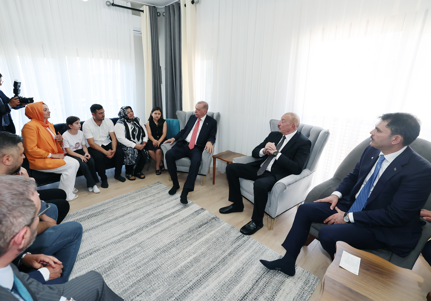 Depremzede aileye sürpriz ziyaret: Cumhurbaşkanı Erdoğan ve Aliyev misafirleri oldu