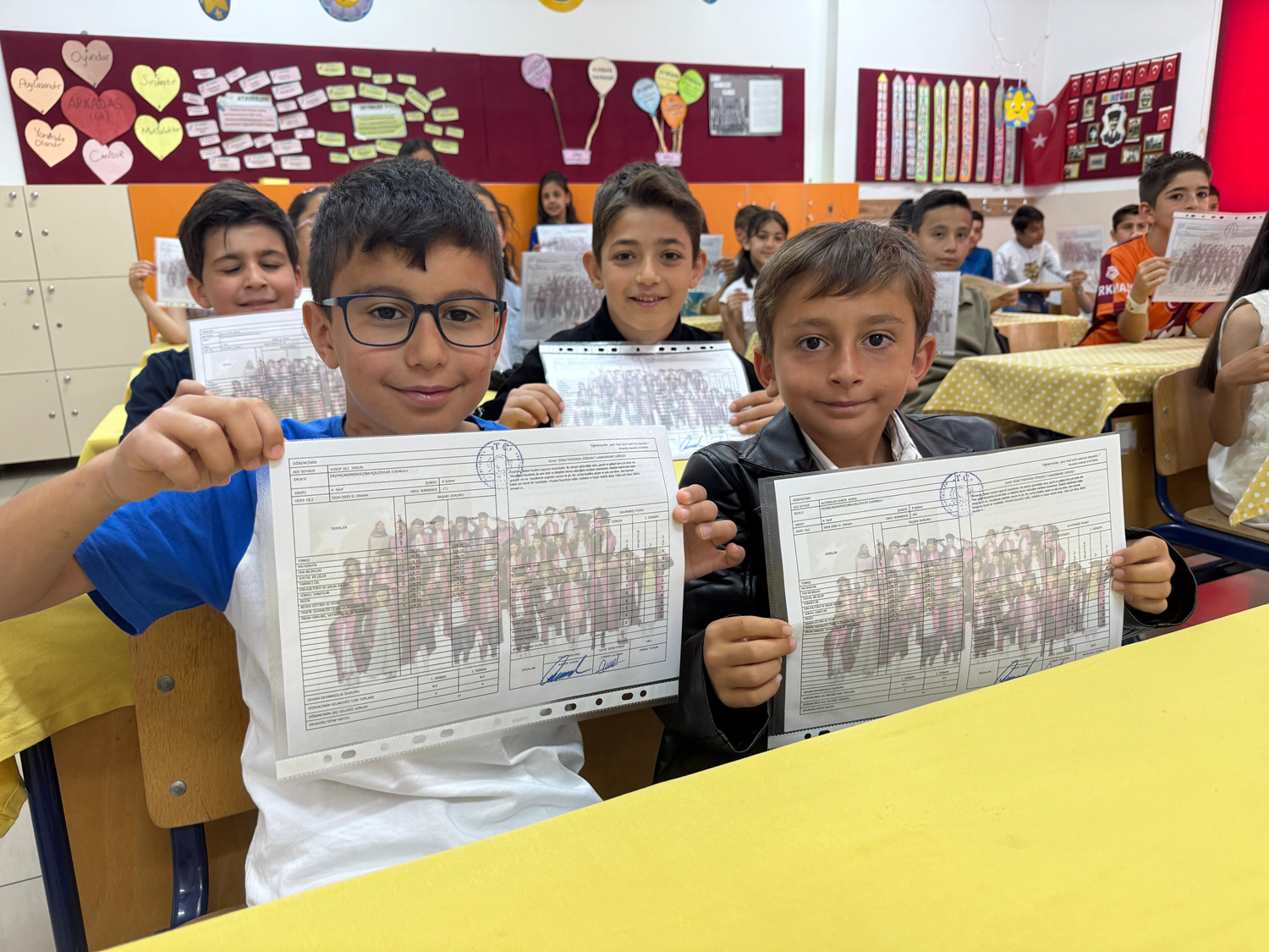 MEB'e bağlı okullarda 20 milyon öğrenci karne alarak yaz tatiline girdi