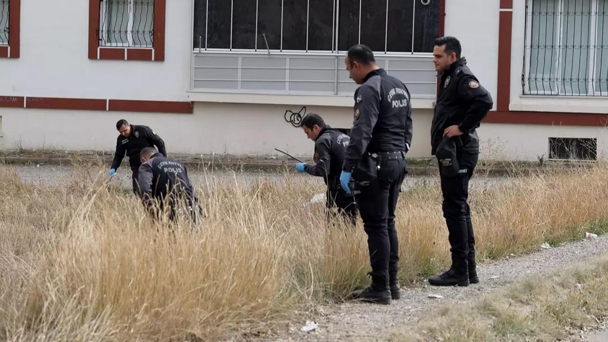 Güngören'de skandal anlar: 3 aylık bebeği boş araziye bırakmışlar