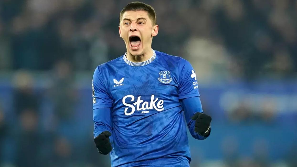 Milan, Everton'un sol beki Mykolenko için transfer atağında!