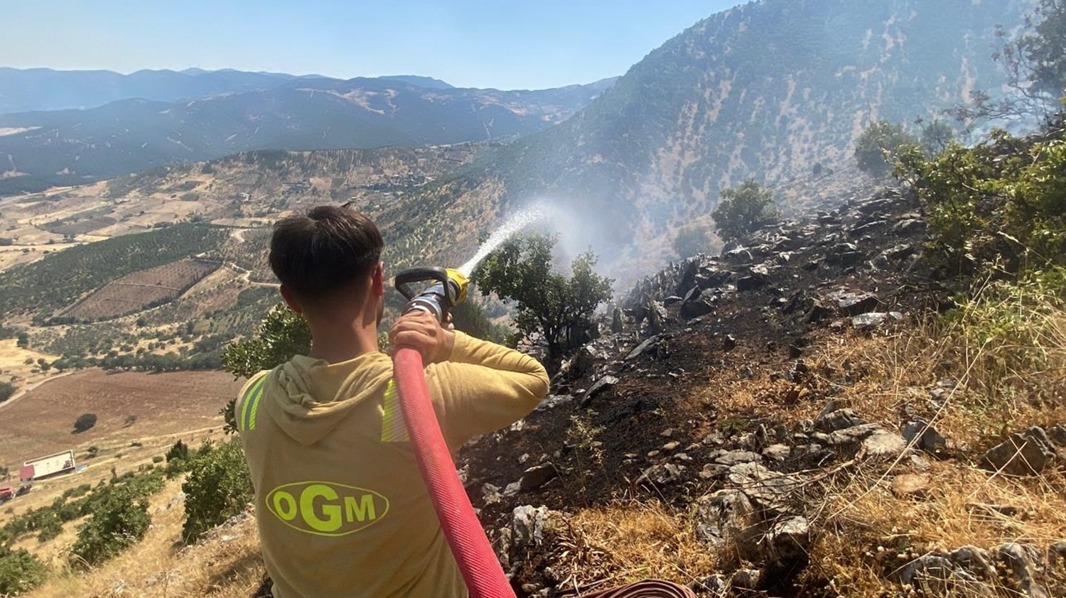 Türkoğlu'nda devam eden orman yangınına hava ve karadan müdahale devam ediyor