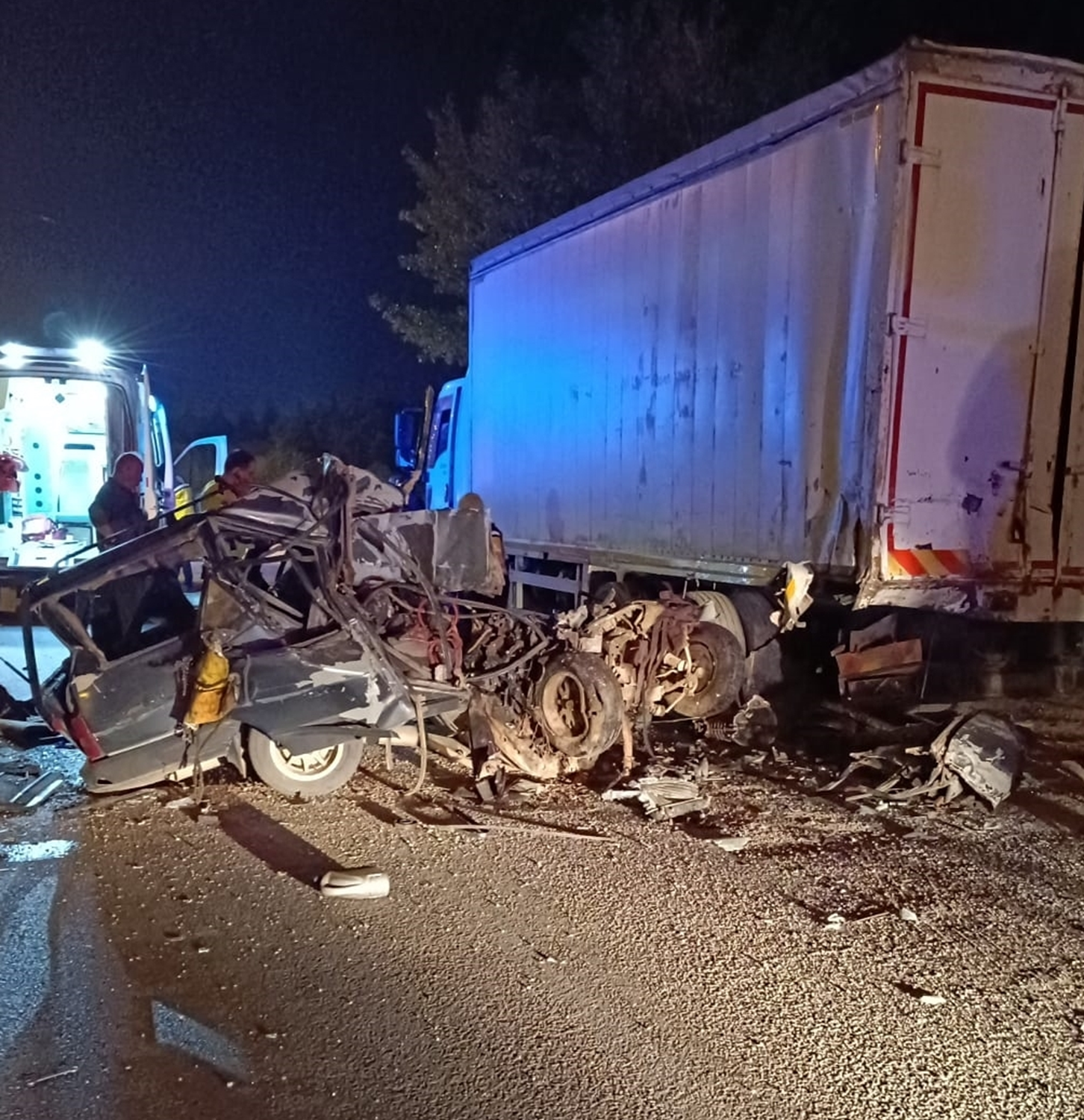Uşak'ta park halindeki kamyona çarpan otomobilin sürücüsü hayatını kaybetti