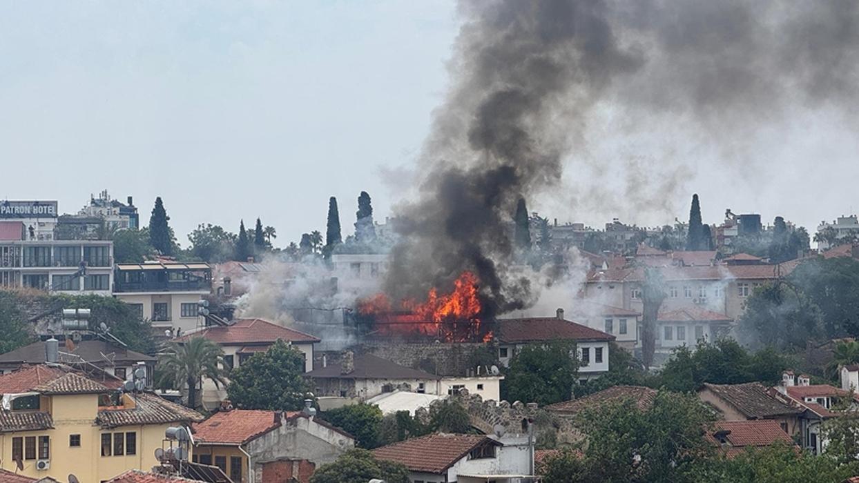 Antalya'da tarihi Kaleiçi'nde çıkan yangın kontrol altına alındı