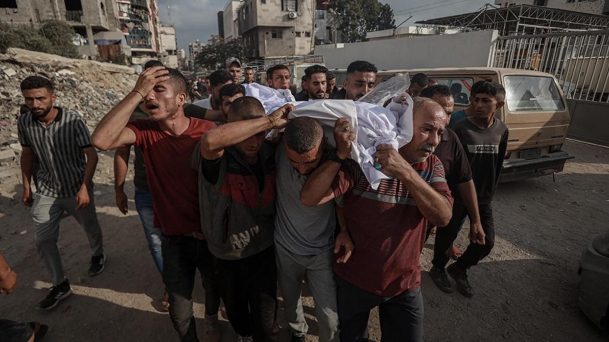Katil İsrail'in Gazze'ye saldırılarında hayatını kaybedenlerin sayısı son 24 saatte 56 bin 531'e yükseldi