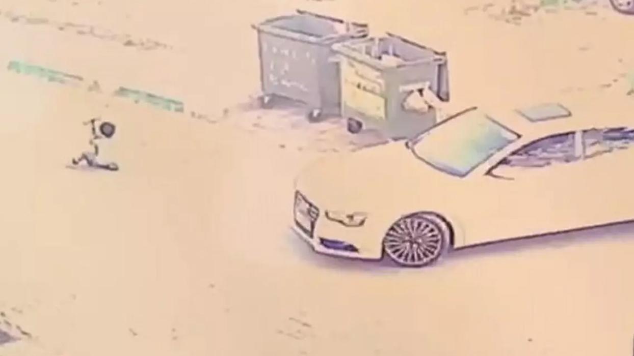İnegöl' de scooter kullanan çocuğa otomobil çarptı: Korkunç anlar güvenlik kamerasında!
