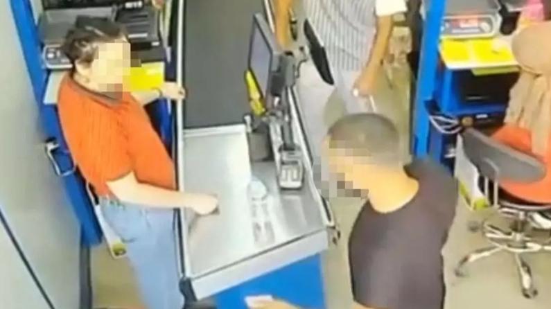 Marketin kadın kasiyerine yumruklu saldırı kamerada