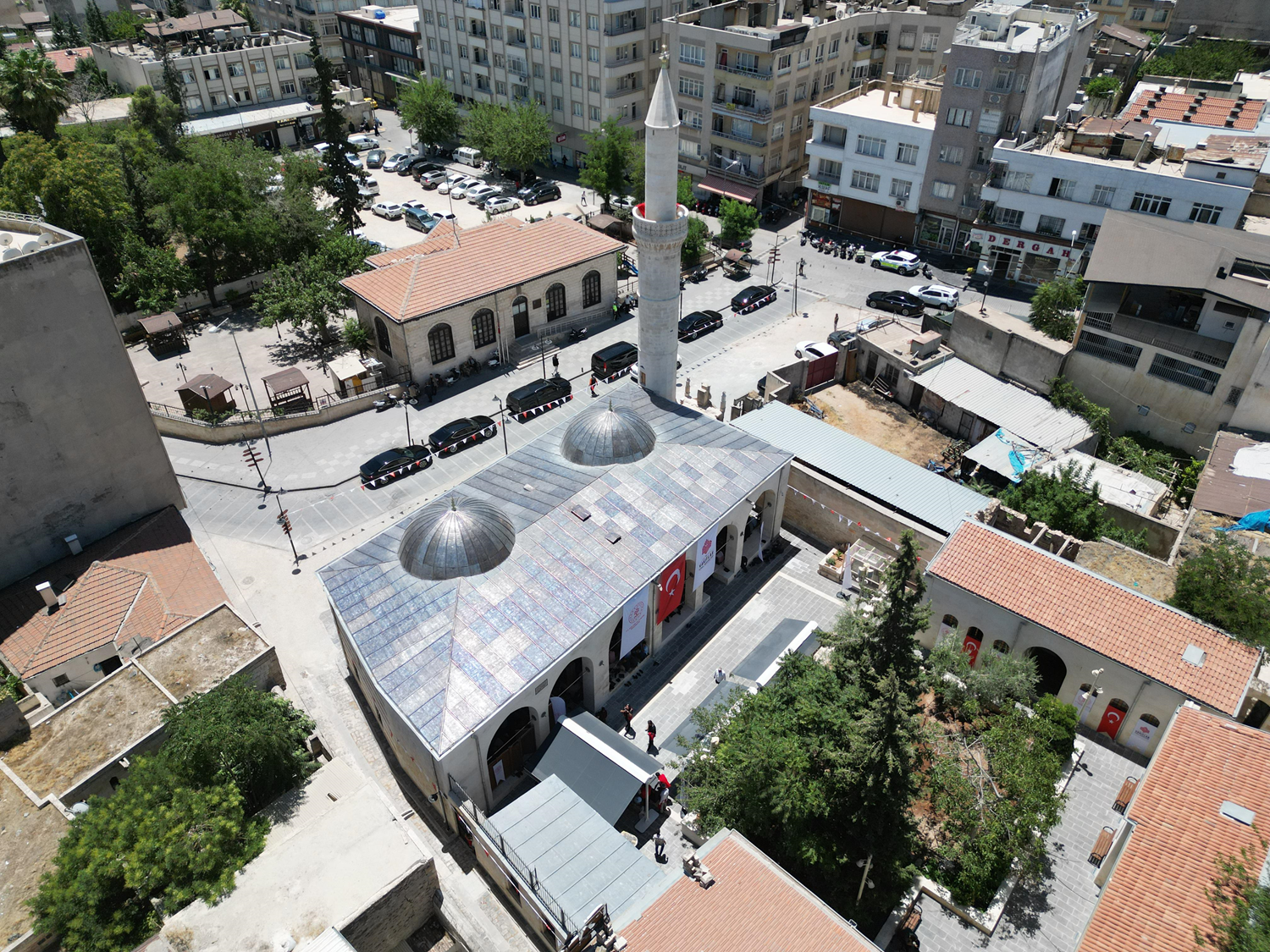 Aylar sonra ilk cuma namazı: Depremde zarar gören cami ibadete açıldı