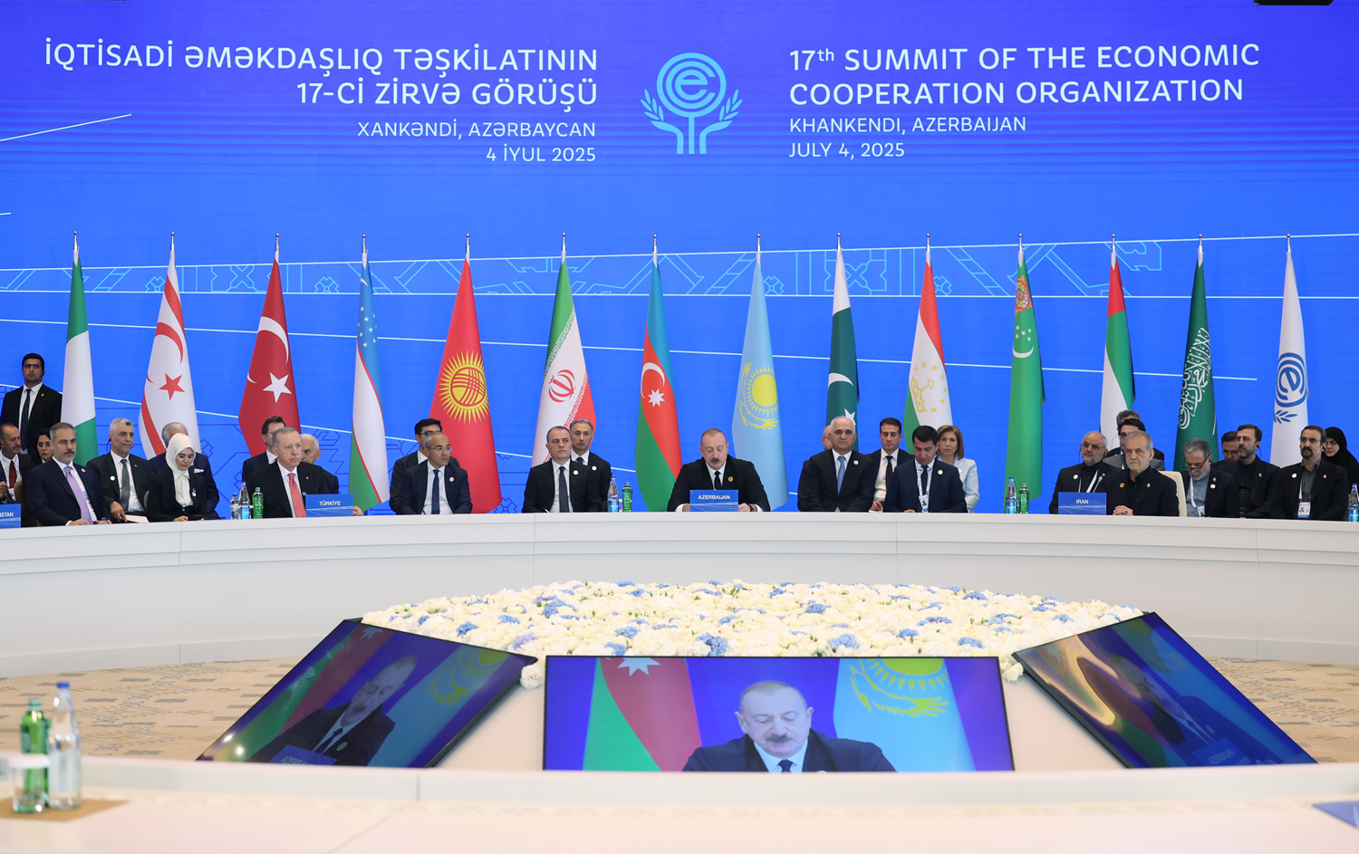 Azerbaycan Cumhurbaşkanı Aliyev: Harabeye çevrilen topraklarda yeni şehirler inşa ediliyor