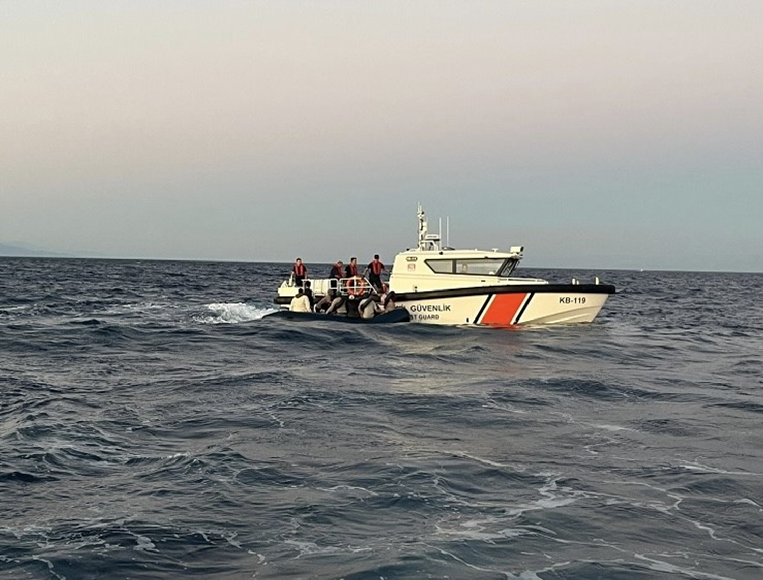 Çanakkale'nin Ayvacık ilçesi açıklarında 17 kaçak göçmen yakalandı