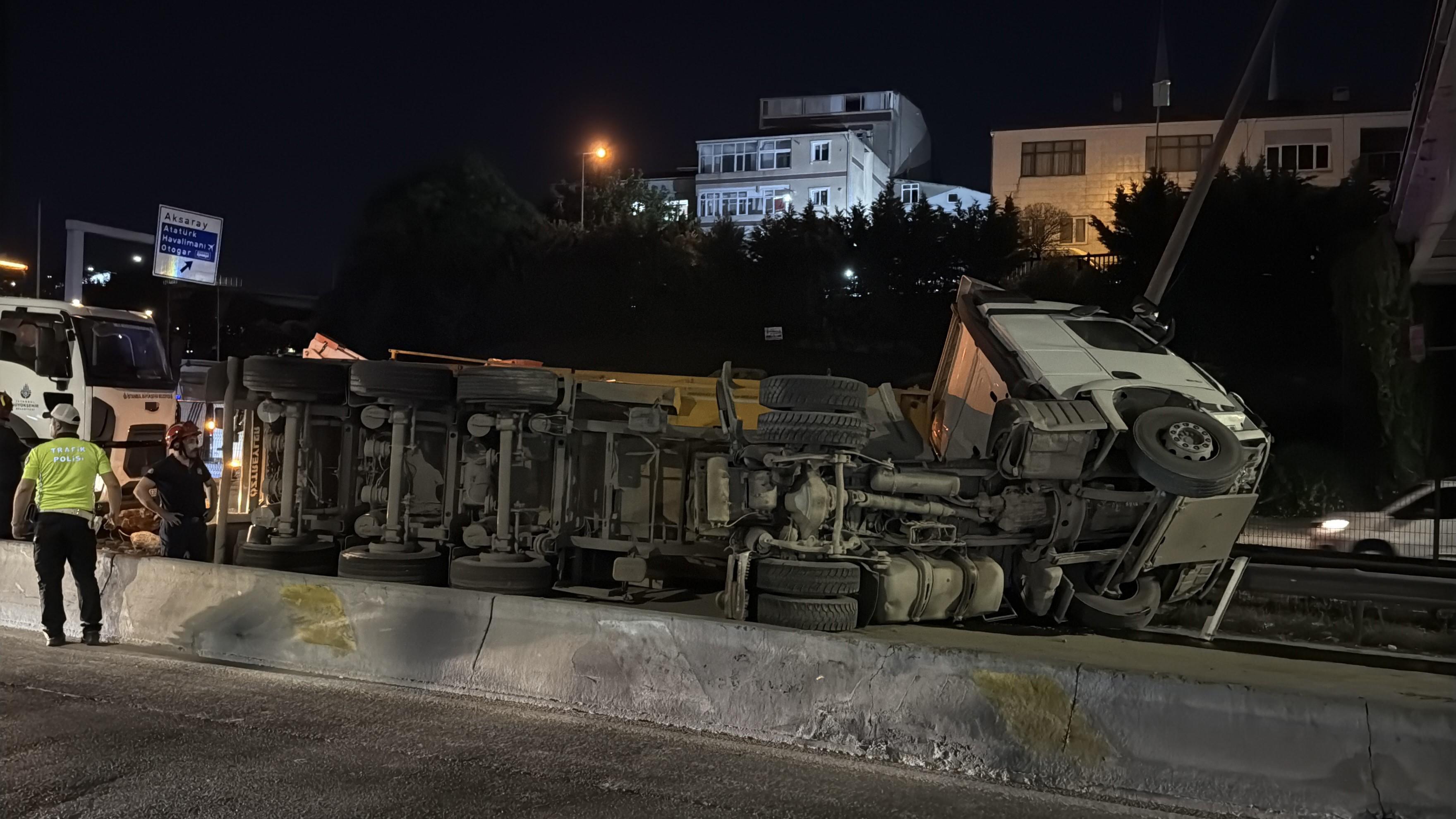 Kağıthane'de moloz yüklü hafriyat kamyonu devrildi: 1 yaralı
