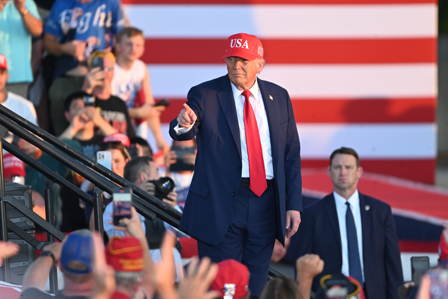 Trump ''vergi indirimi''ni imzaladı
