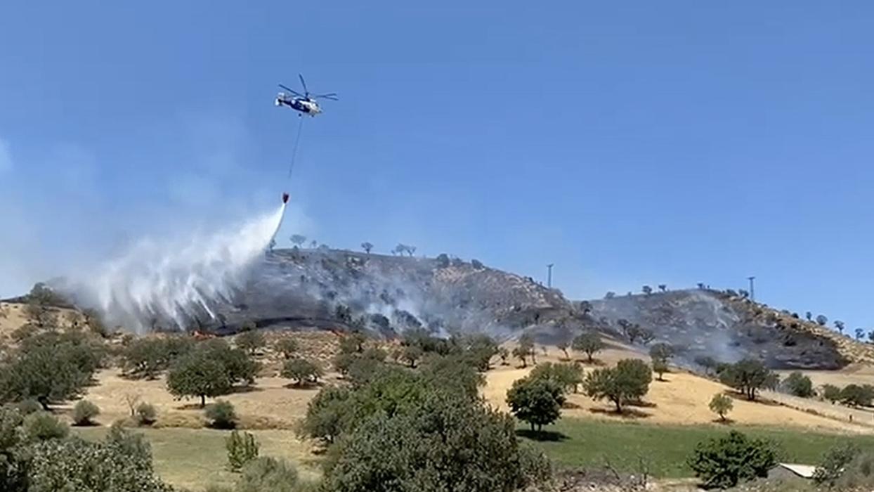 Çanakkale'de orman alanında çıkan yangına havadan ve karadan müdahale ediliyor
