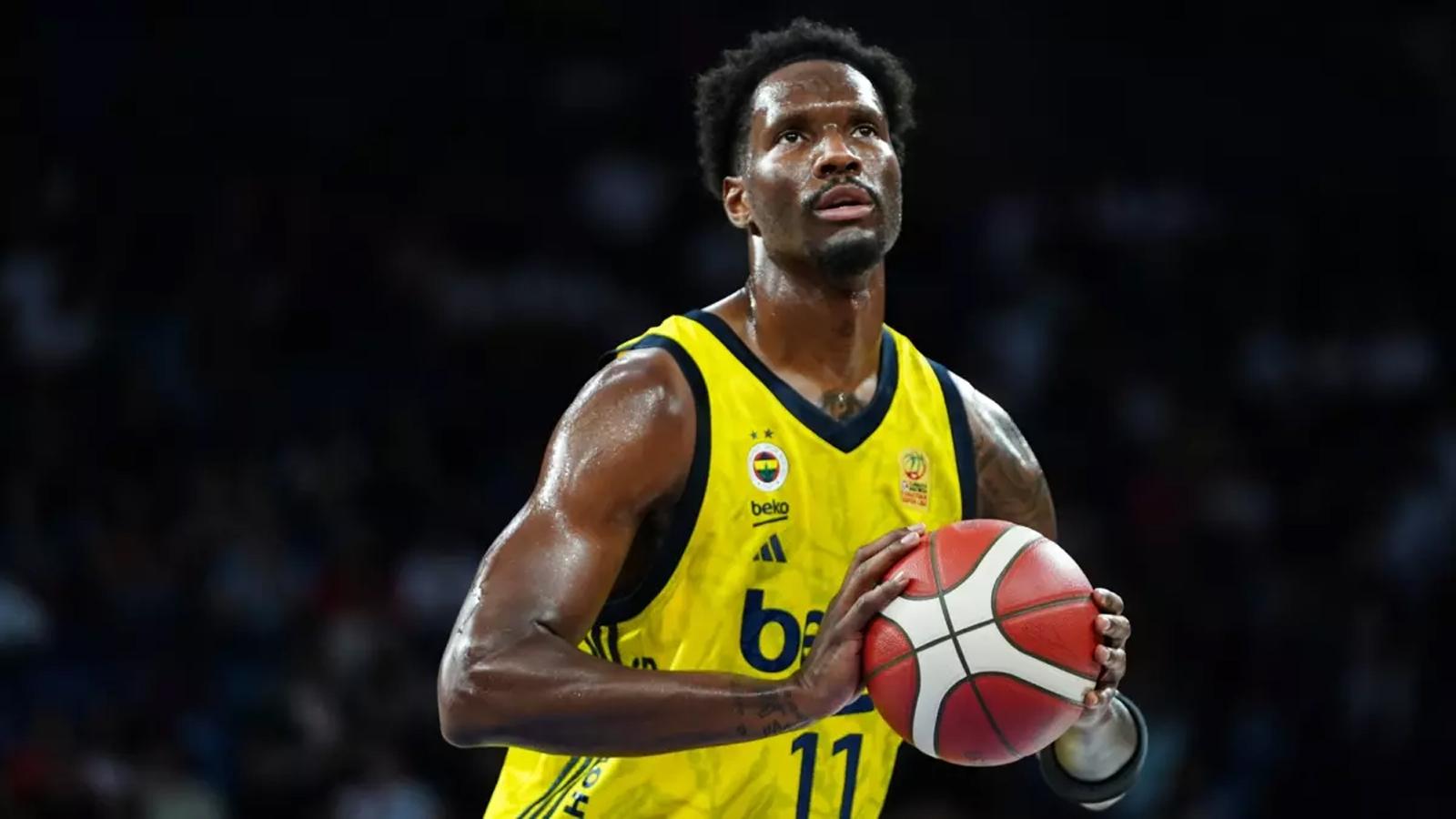 Phoenix Suns ile anlaşan Nigel Hayes-Davise veda etti!