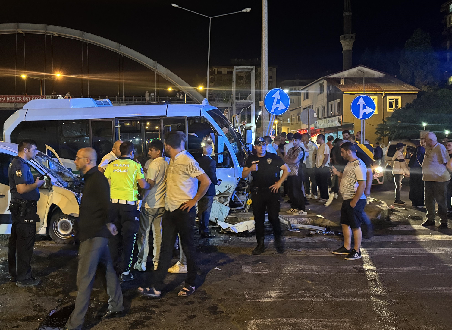 Rize'de minibüs ile hafif ticari araç çarpıştı: 10 yaralı