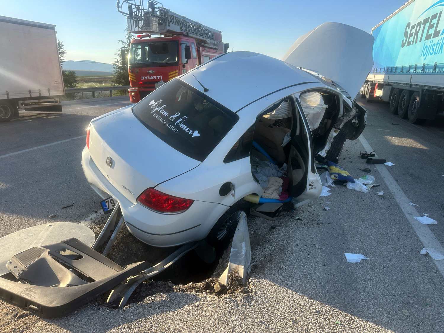 Afyonkarahisar'da trafik kazasında üsteğmen hayatını kaybetti, eşi ve bir kişi yaralı
