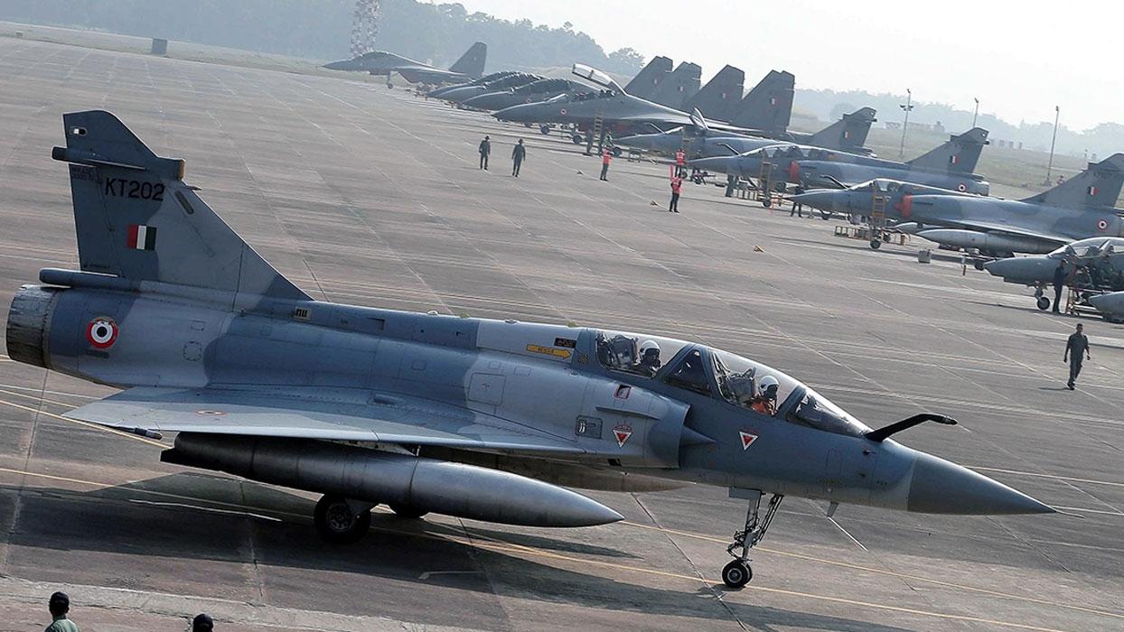 Hindistan'da askeri jet düştü: Pilotların durumu belirsiz