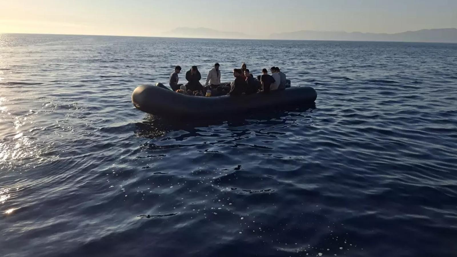 Denizde sürüklenen düzensiz göçmenler kurtarıldı