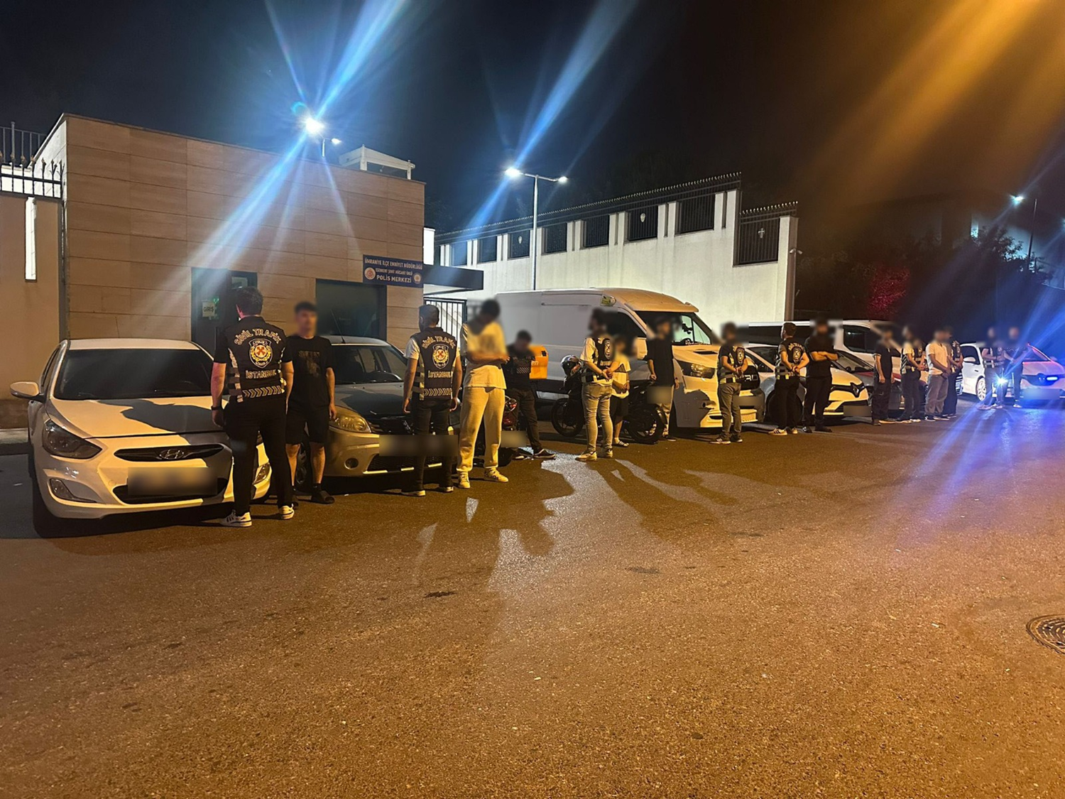 Ümraniye'de trafik tehlikesi: Konvoy yapan 9 sürücüye ceza kesildi!