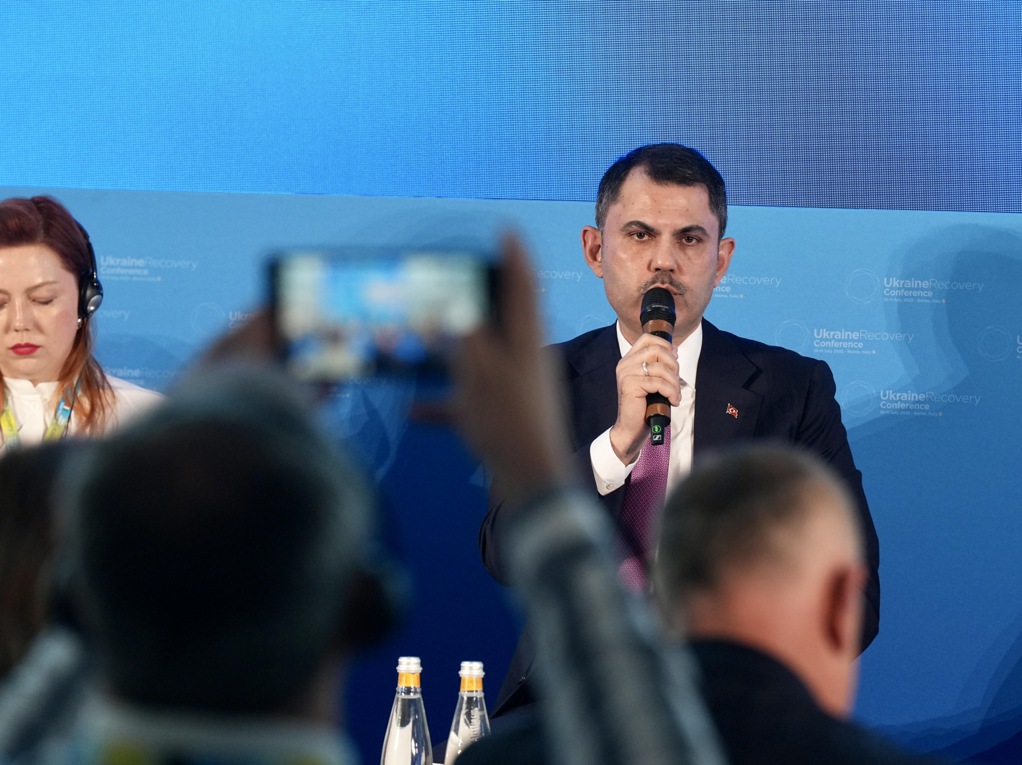 Bakan Kurum, asrın inşa seferberliğini dünyaya anlattı: Artık saatte 23, günde 550 konut üretiyoruz