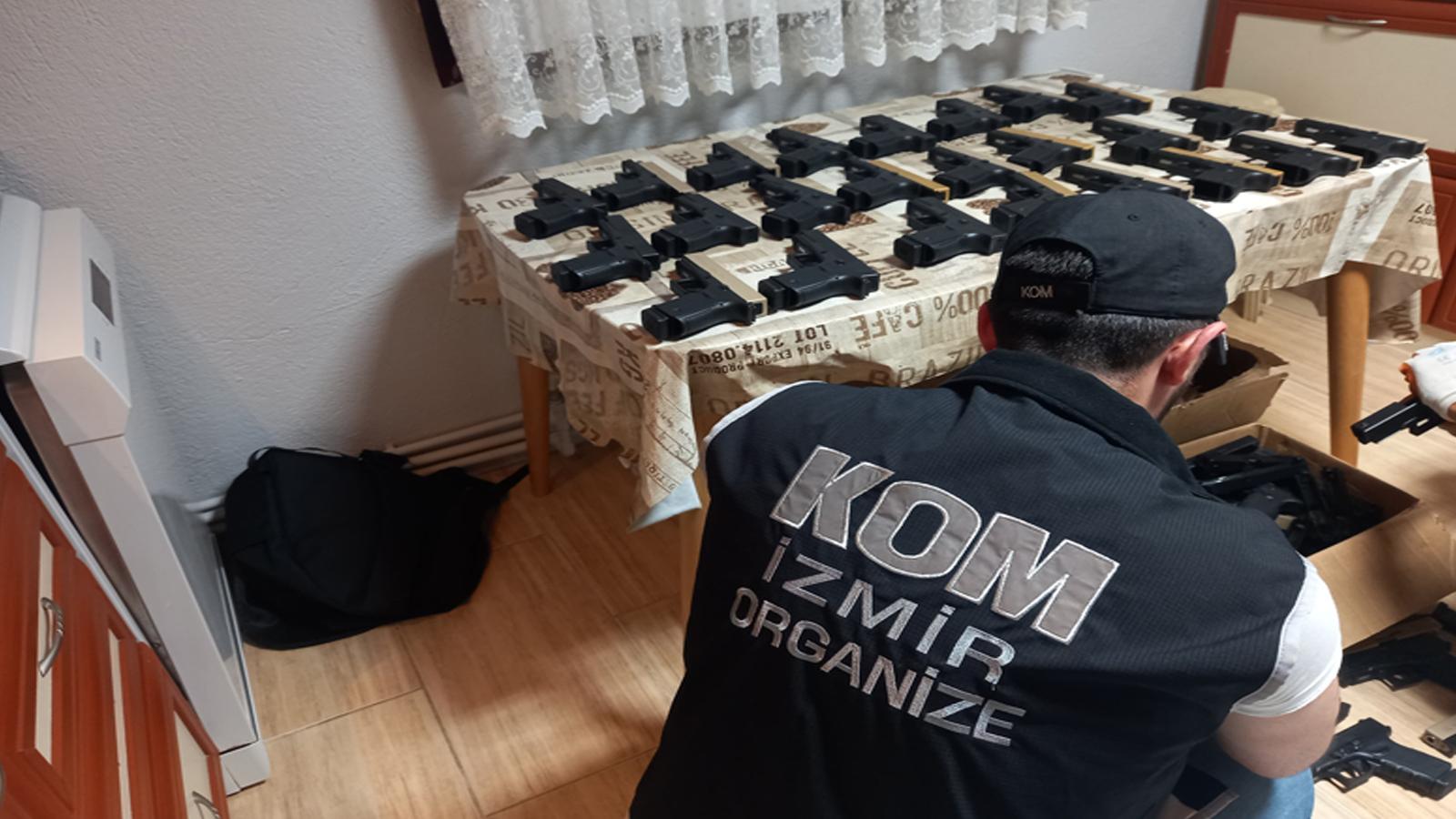 İzmir'de silah kaçakçılarına operasyon: Evden cephanelik çıktı