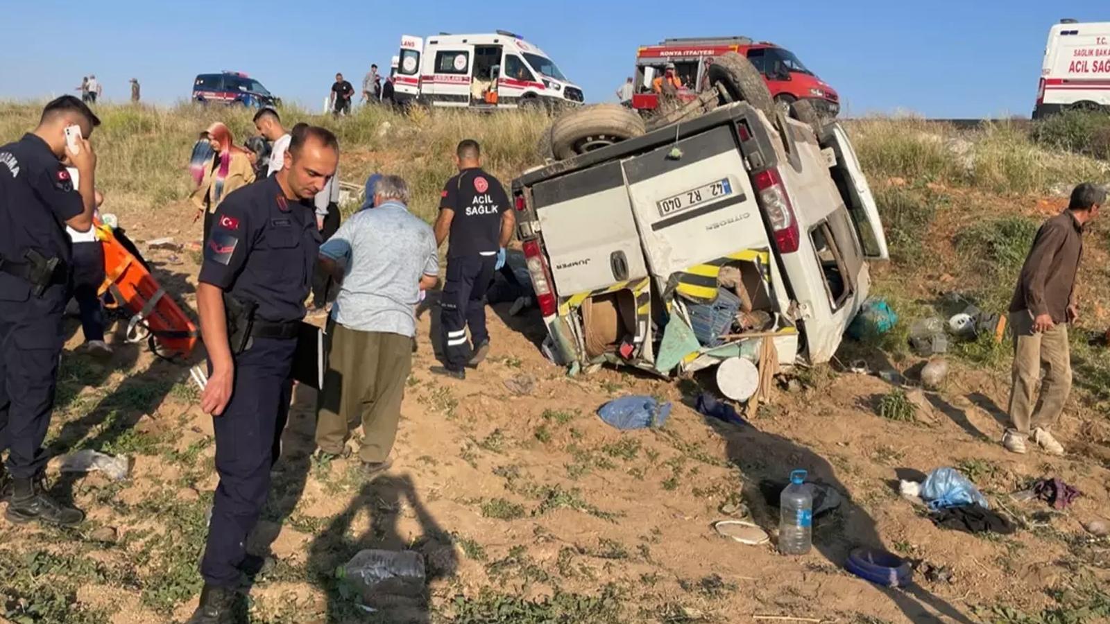 Tarım işçilerini taşıyan minibüs devrildi: Yaralılar var