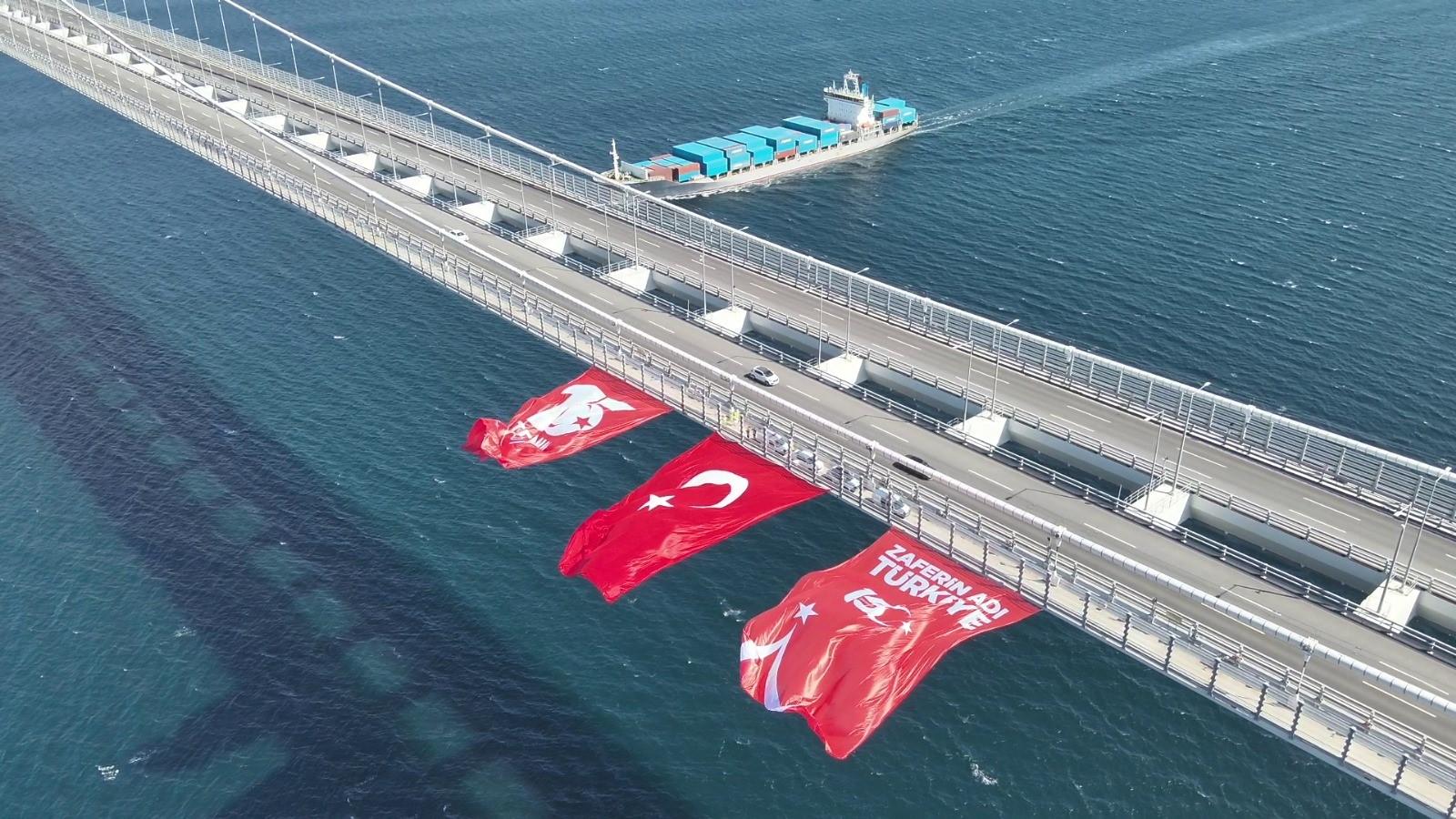 1915 Çanakkale Köprüsü'nde dev Türk bayrağı dalgalanıyor