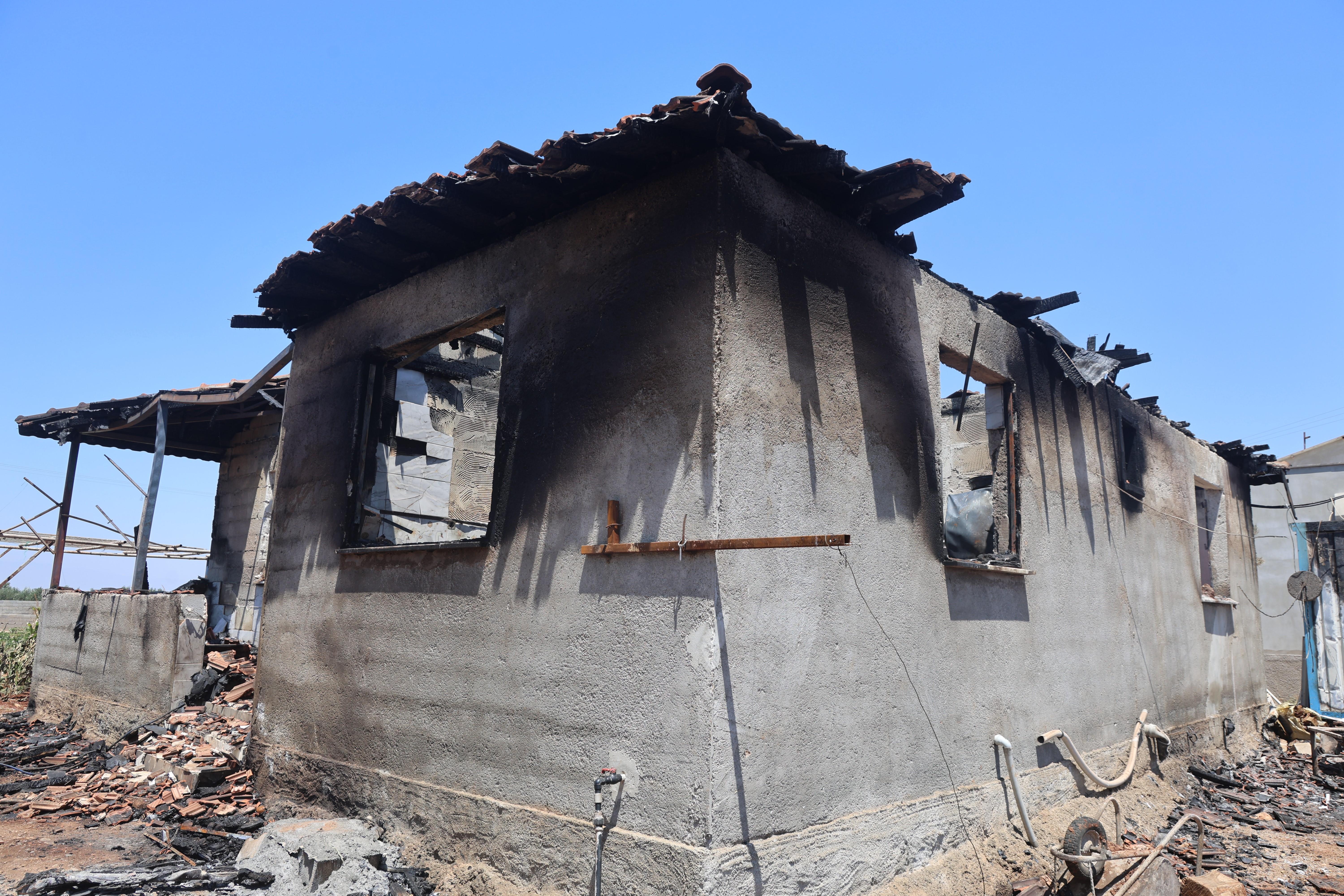 Hatay'da deprem sonrası yapılan ev alev alev yanarak kullanılmaz hale geldi