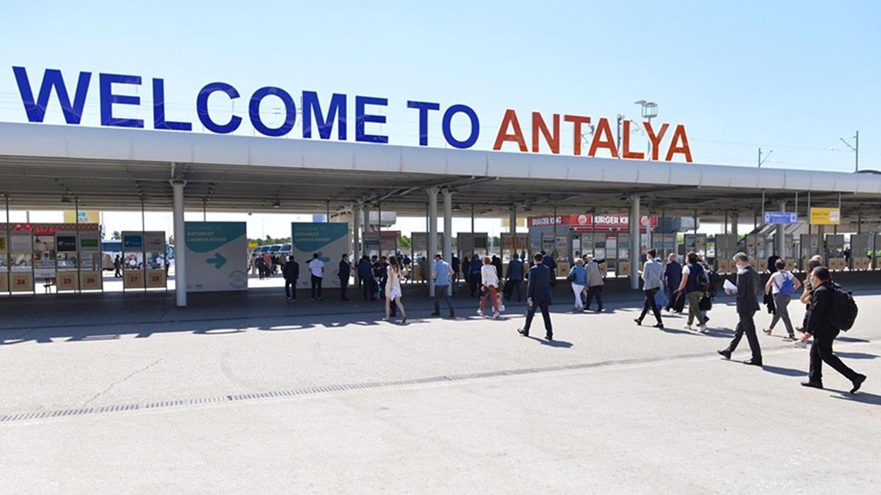 Bakan Ersoy duyurdu... Antalya günlük ziyaretçi rekorunu kırdı! 5 yılın en yüksek temmuz verisi