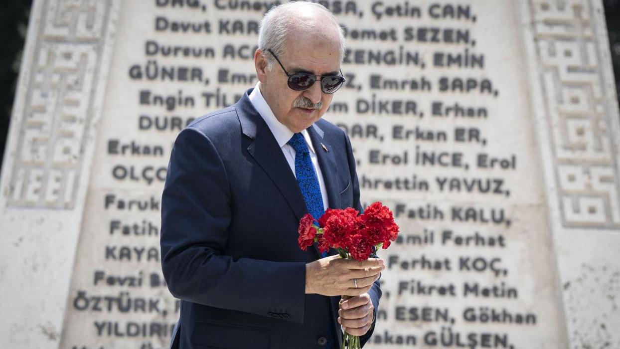 15 Temmuz hain darbe girişimi! TBMM Başkanı Kurtulmuş, Meclis'te bombalanan alanlara karanfil bıraktı