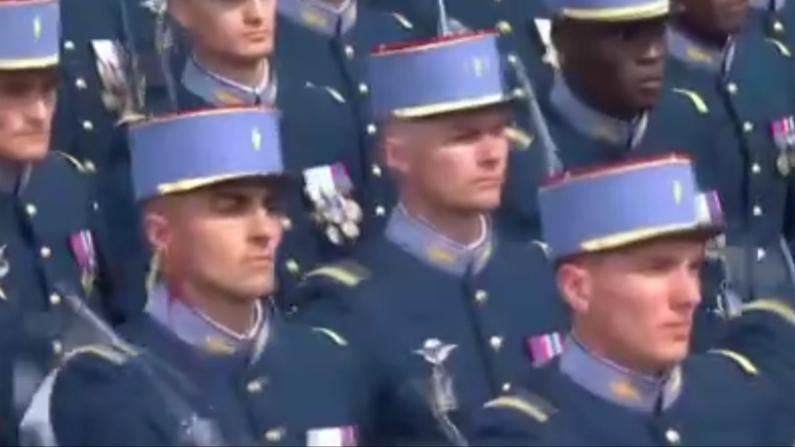 Askeri geçit töreninde talihsiz olay! Salladığı kılıçla kulağını kesti
