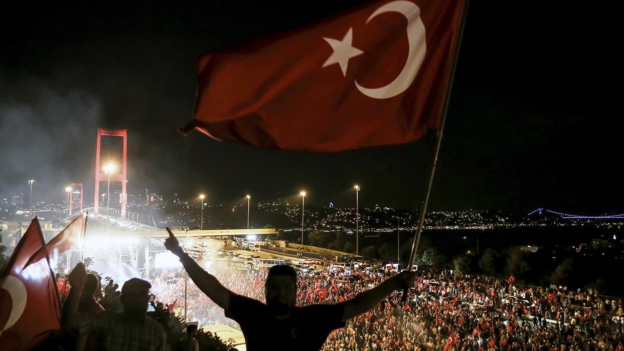 FETÖ'cü hainlerin kalkışmasına geçit verilmedi.... Millet 'Terörsüz Türkiye'nin yolunu açtı