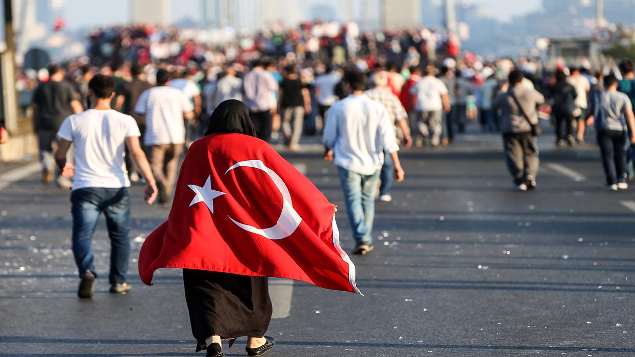 Kadınlar ve gençler vatan için nöbetteydi... ''Ellerde bayrak, yüreklerde dua vardı''