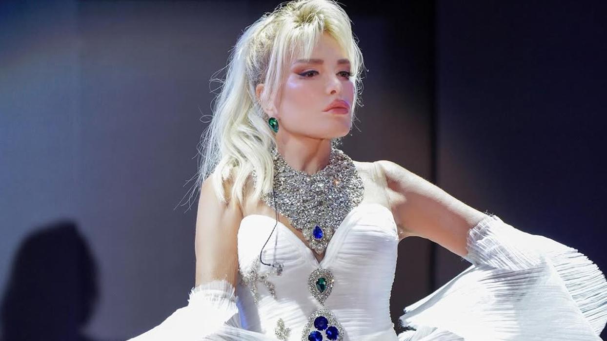 Konserin yıldızı Ajda Pekkan'ın kolyesi oldu! Göz kamaştırdı