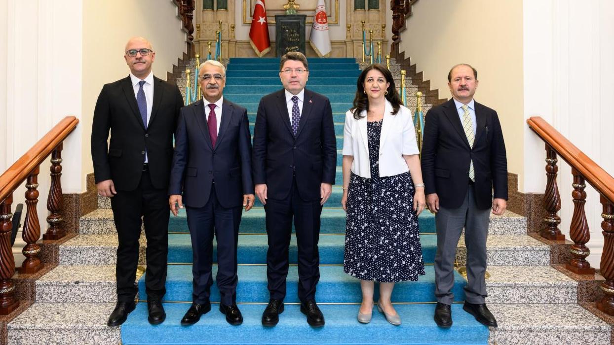 DEM Parti heyetini kabul etti! Bakan Tunç: Daha büyük Türkiye'yi hep birlikte geleceğe taşıyacağız