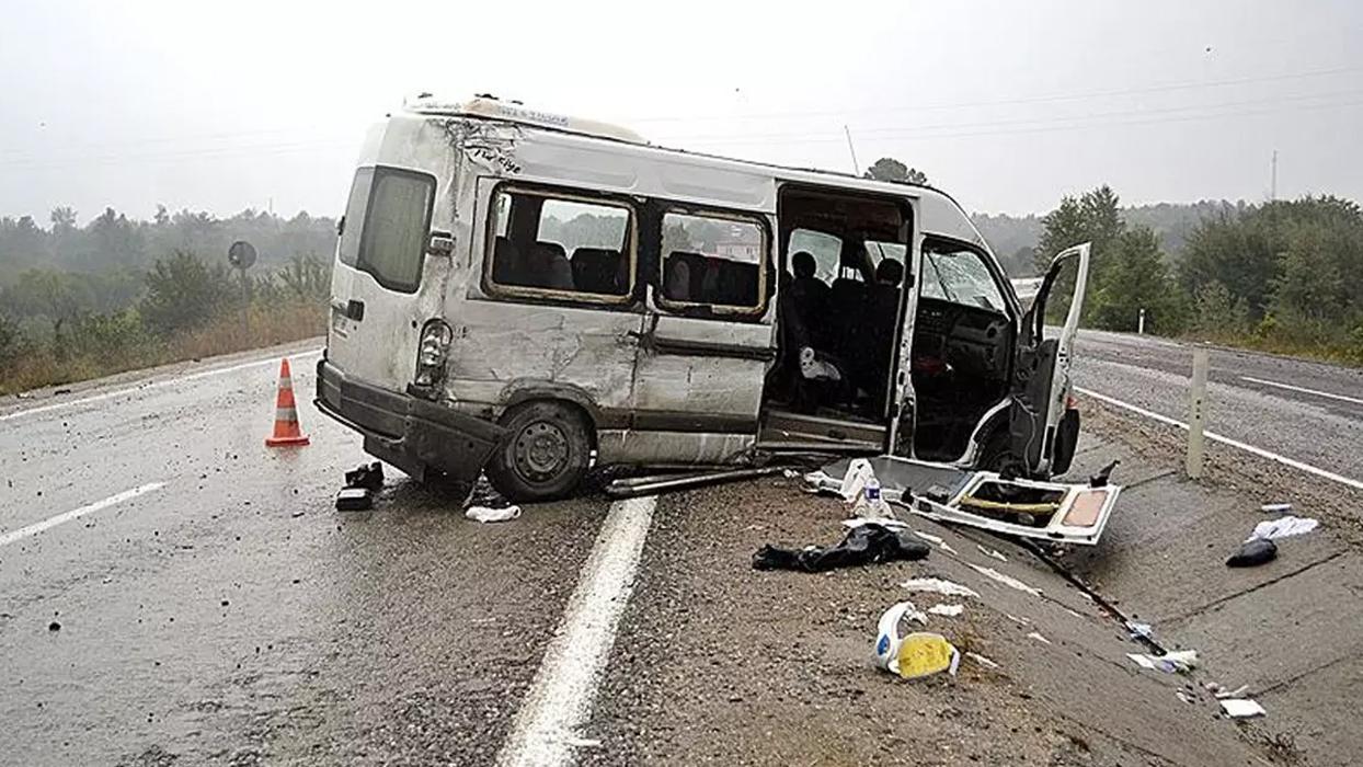 Diyarbakır'ın Bismil ilçesinde işçileri taşıyan minibüs devrildi: 18 yaralı