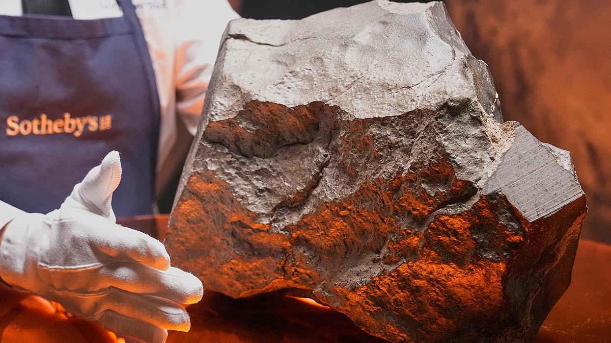 Mars'tan dünyaya düşen en büyük gök taşı 5,3 milyon dolara satıldı