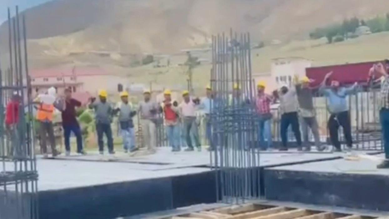 Van'da düğün salonundaki müziğe dayanamayan işçiler halaya kendilerini böyle kaptırdı! Sosyal medyada büyük ilgi gördü