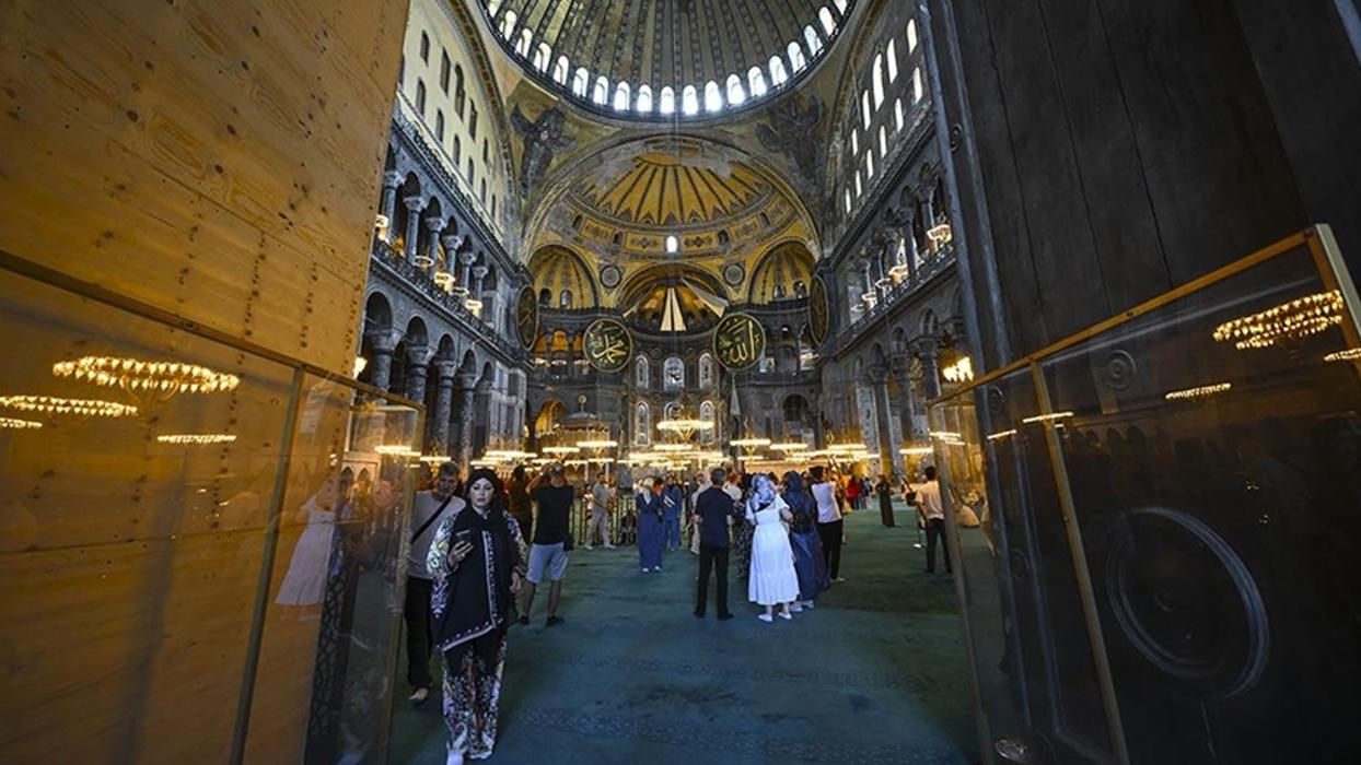 Ayasofya-i Kebir Camii ibadete açıldığı günden bu yana yaklaşık 40 milyon ziyaretçiyle rekor kırdı